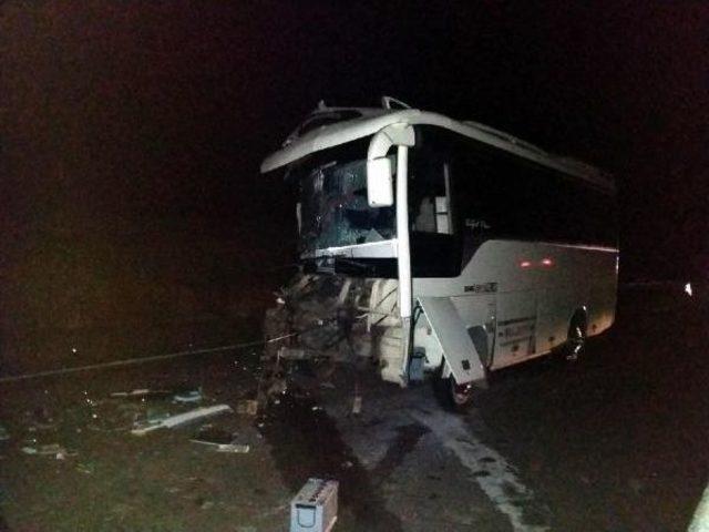 Midib&uuml;s, Tır a Arkadan &Ccedil;arptı: 16 Yaralı 1