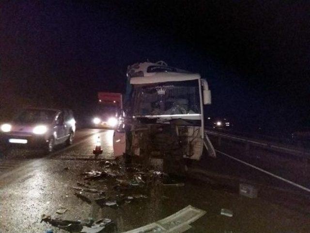 Midib&uuml;s, Tır a Arkadan &Ccedil;arptı: 16 Yaralı 2