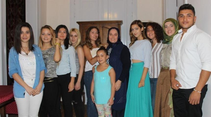 Huzur Evi Yararına Bornoz Defilesi