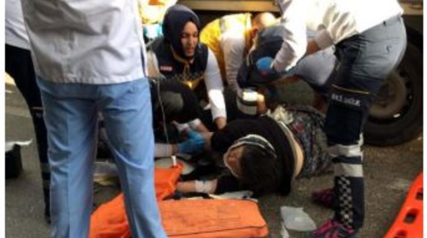 Hastane &Ccedil;ıkışında Anne Ve 2 Oğlu Trafik Kazasında Yaralandı