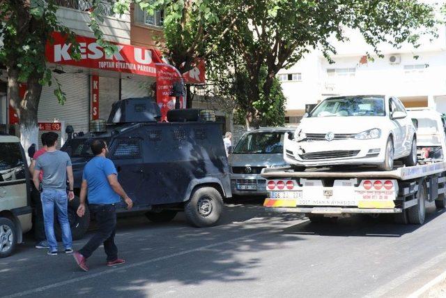 Polis Zırhlı Aracı Sivil Araçla Çarpıştı