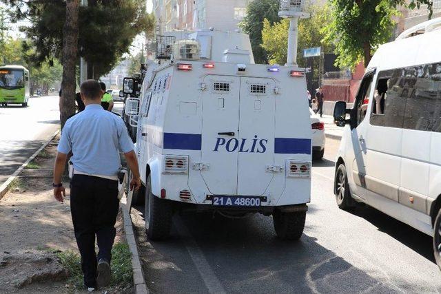 Polis Zırhlı Aracı Sivil Araçla Çarpıştı