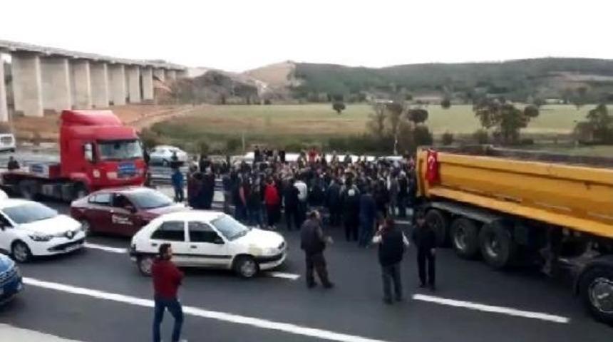 Beykoz'da Mahalleli Yolu Trafiğe Kapattı
