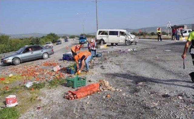 Kaza Sonrası Meyve Ve Sebzeler Yola Saçıldı 1