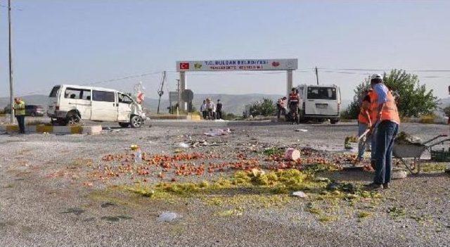 Kaza Sonrası Meyve Ve Sebzeler Yola Saçıldı 2