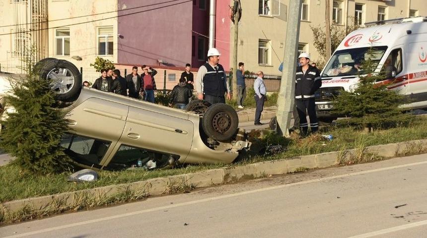 Otomobil Elektrik Direğine &Ccedil;arptı: 1 Yaralı