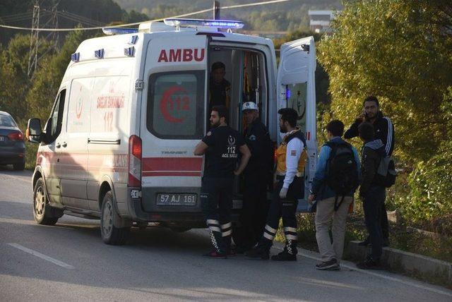 Otomobil Elektrik Direğine &Ccedil;arptı: 1 Yaralı 1