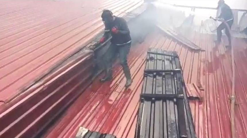 Doğubayazıt&rsquo;ta Fırının &Ccedil;atısında &Ccedil;ıkan Yangın Korkuttu