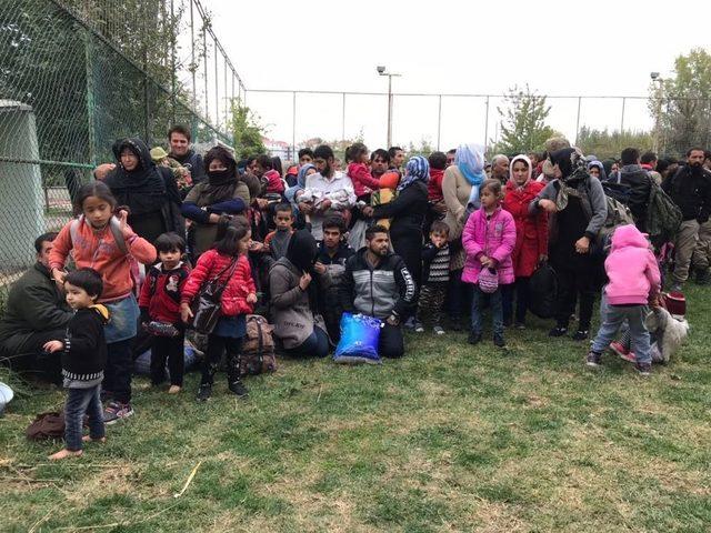 Otobüsten 206 Kaçak Göçmen Çıktı 1