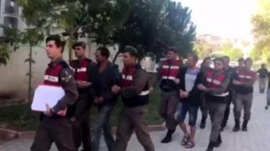 G&ouml;&ccedil;men Ka&ccedil;ak&ccedil;ılığı Iddiasıyla 3 Ukraynalı Tutuklandı