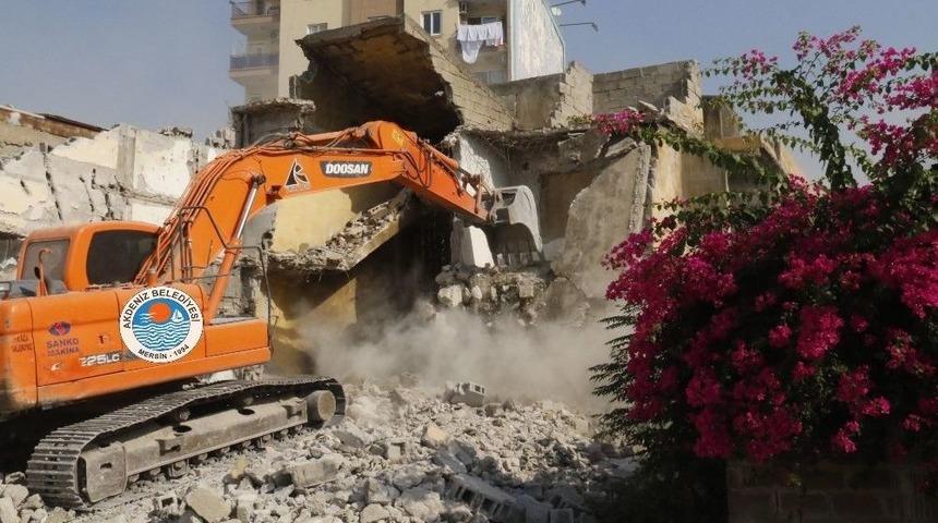 Akdeniz&rsquo;de Metruk Binalar Yıkılıyor