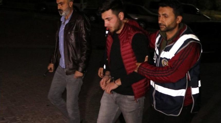 Annesine K&uuml;f&uuml;r Ettiğini İddia Ettiği Genci Bı&ccedil;aklayarak &Ouml;ld&uuml;rd&uuml;