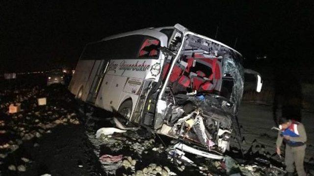Yolcu Otobüsü, Kamyona Çarptı; 1 Ölü, 20 Yaralı