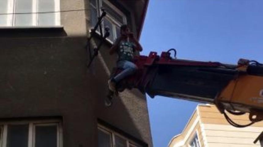 Vin&ccedil; &Uuml;zerinde Elektrik Direğinde &Ccedil;alışan İş&ccedil;i Korkuttu