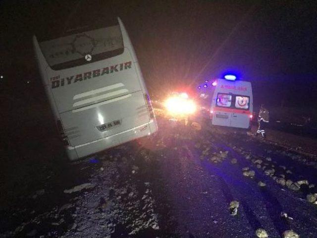 Yolcu Otob&uuml;s&uuml;, Kamyona &Ccedil;arptı; 1 &Ouml;l&uuml;, 20 Yaralı 1