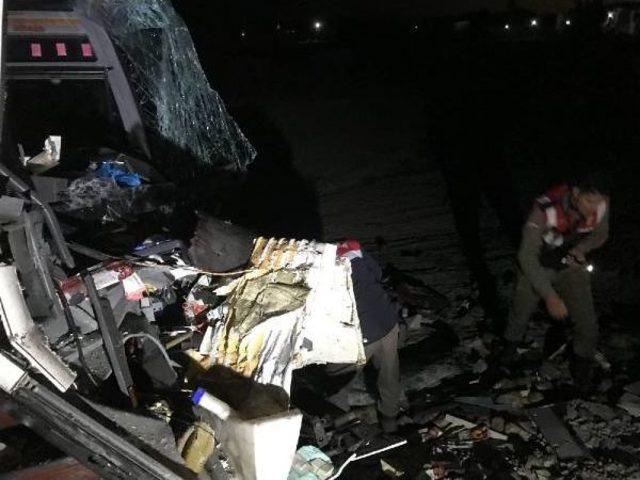 Yolcu Otob&uuml;s&uuml;, Kamyona &Ccedil;arptı; 1 &Ouml;l&uuml;, 20 Yaralı 2