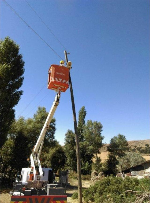 Çedaş, Sokakları Aydınlatmaya Devam Ediyor