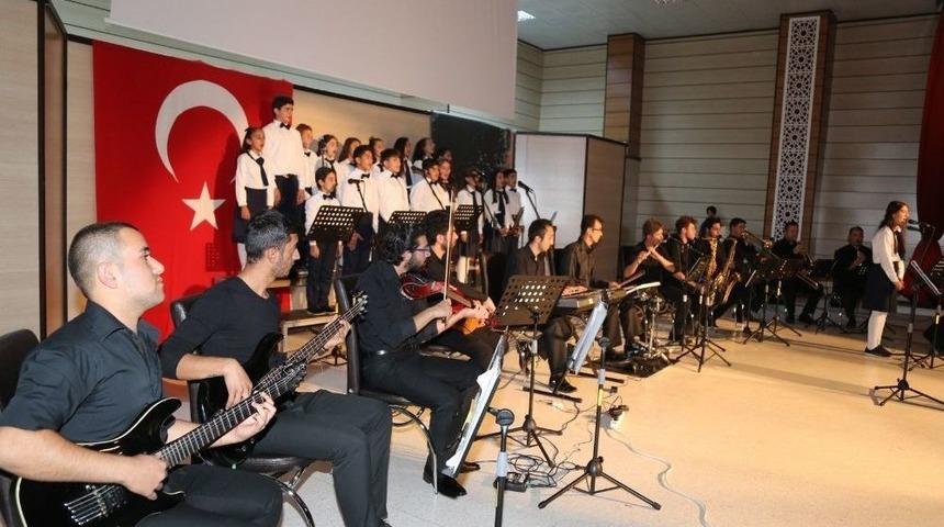 Miniklerden Dev Konser