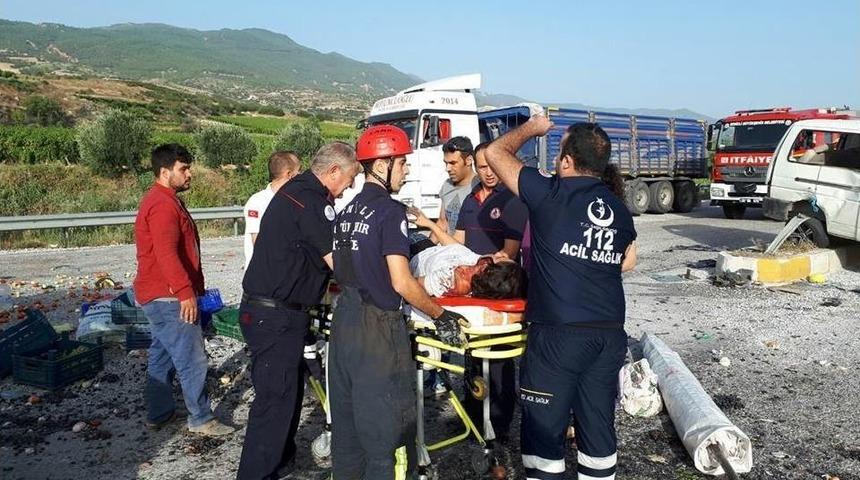 Minib&uuml;sler &Ccedil;arpıştı, Meyveler Yola Sa&ccedil;ıldı: 3 Yaralı