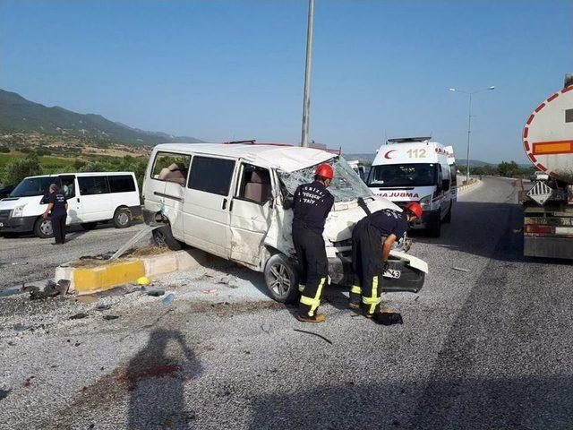 Minibüsler Çarpıştı, Meyveler Yola Saçıldı: 3 Yaralı