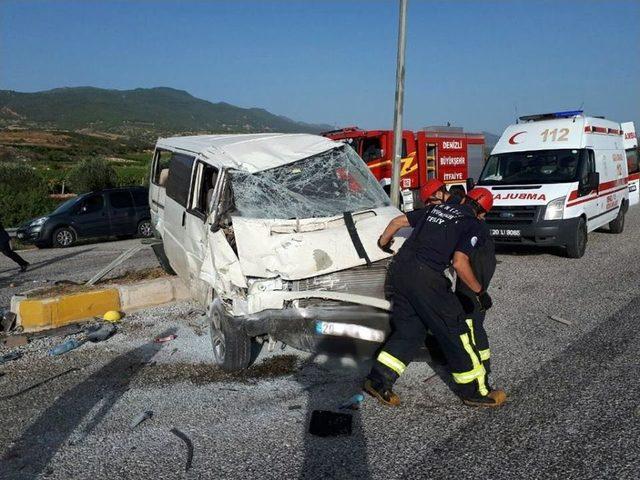 Minibüsler Çarpıştı, Meyveler Yola Saçıldı: 3 Yaralı