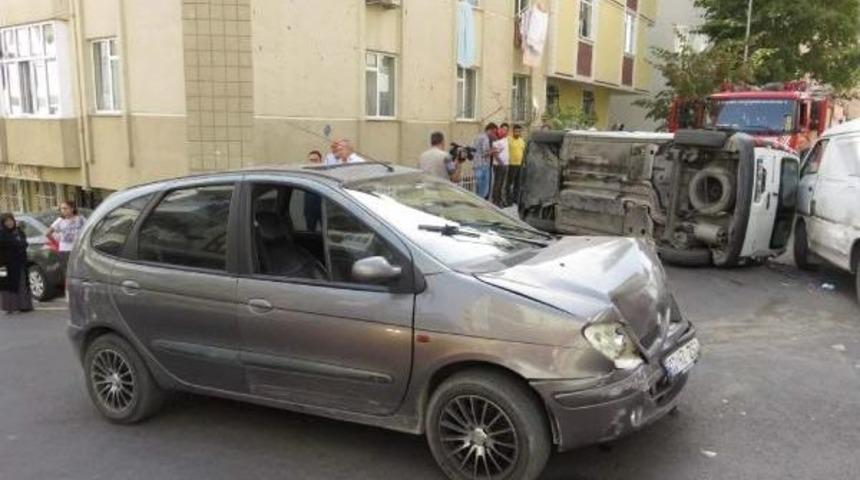 İki Araca &Ccedil;arpıp Devrildi