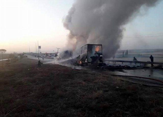 Tekstil Malzemesi Taşıyan Tır Alev Alev Yandı