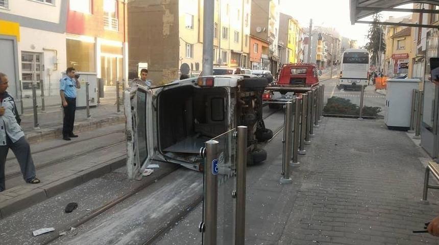Kontrolden &Ccedil;ıkan Ara&ccedil; Tramvay Durağına Daldı