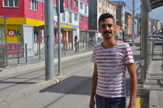 Kontrolden Çıkan Araç Tramvay Durağına Daldı