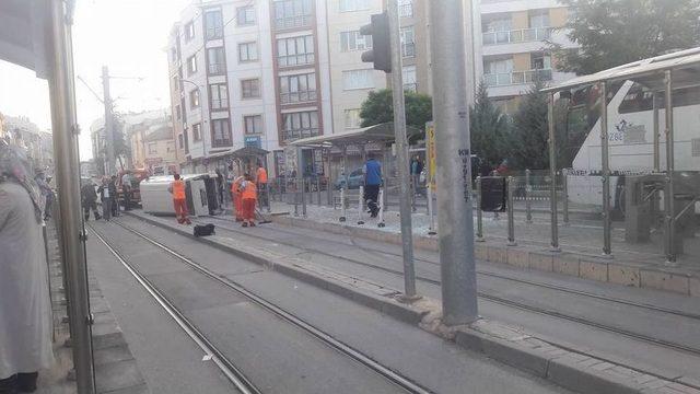 Kontrolden Çıkan Araç Tramvay Durağına Daldı