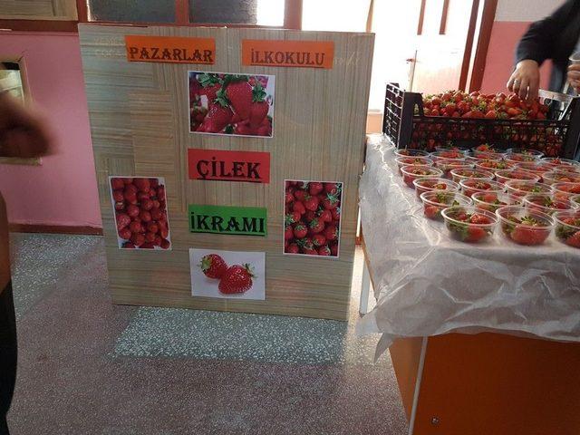 İlkokul &Ouml;ğrencilerine Organik &Ccedil;ilek 3