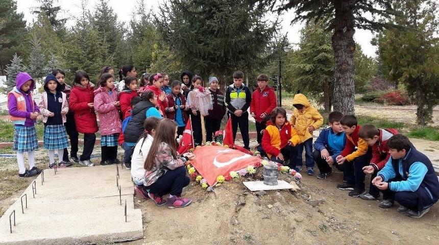 Yozgat&rsquo;ta &Ouml;ğrenciler Şehitliği Ziyaret Etti