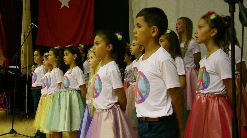 G&ouml;&ccedil;men &Ccedil;ocuklar 3 Ay &Ccedil;alıştılar, 10 Dilde Şarkı S&ouml;ylediler