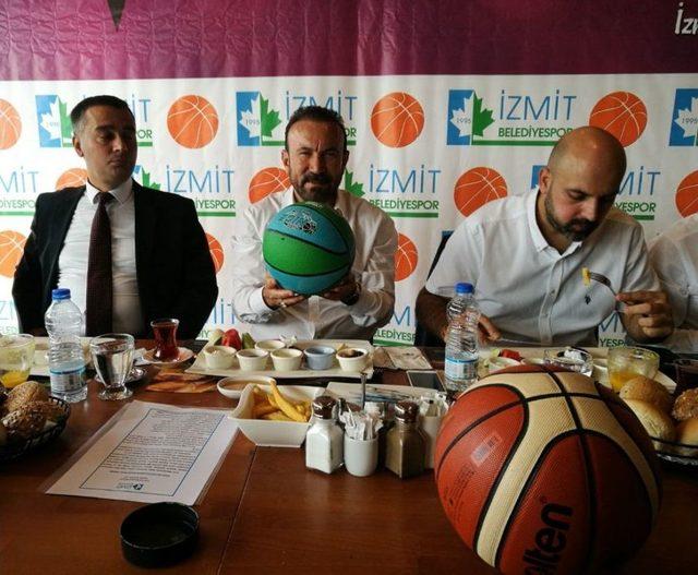 İzmit Belediyespor Kadın Basketbol Takımı Lige Hazır