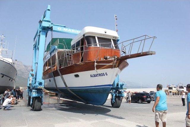 Dalış İçin Tekne Turuna Çıkan Turistler Ölümden Döndü