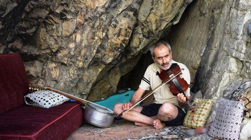 (özel Haber) 40 Yıldır Mağarada Yaşıyor