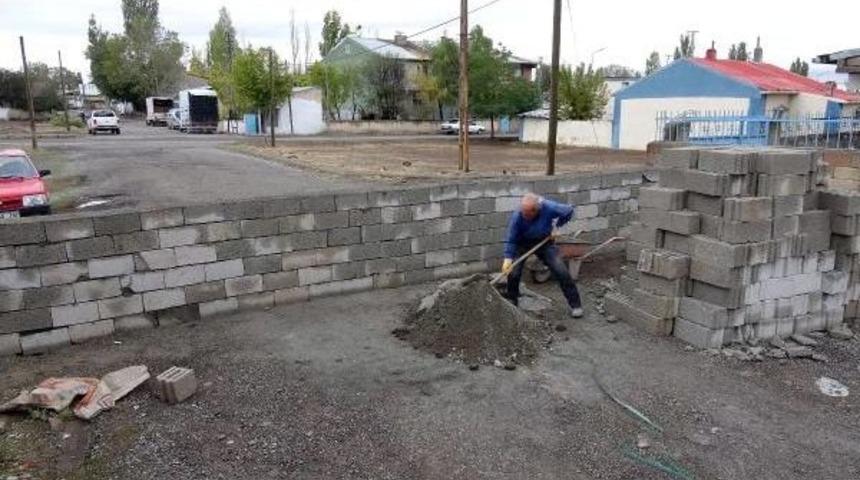 'tapulu Arazi' Dedi, Yolu Trafiğe Kapattı