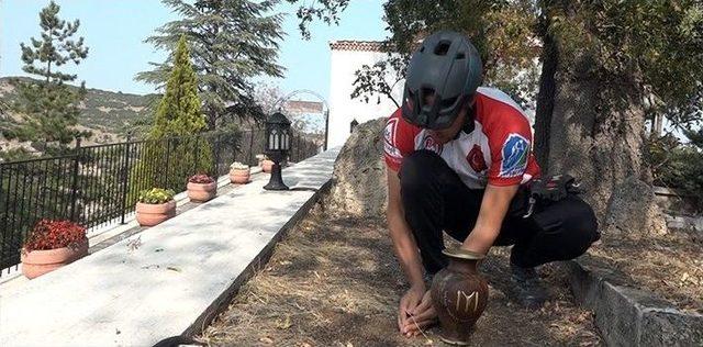 32 Kilometrelik Yolu Bisikletleriyle Giderek Kutsal Toprakları Yerlerine Ulaştırdılar