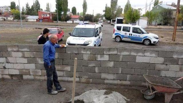 'tapulu Arazi' Dedi, Yolu Trafiğe Kapattı