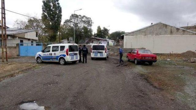 'tapulu Arazi' Dedi, Yolu Trafiğe Kapattı