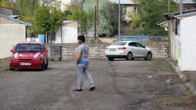 'tapulu Arazi' Dedi, Yolu Trafiğe Kapattı