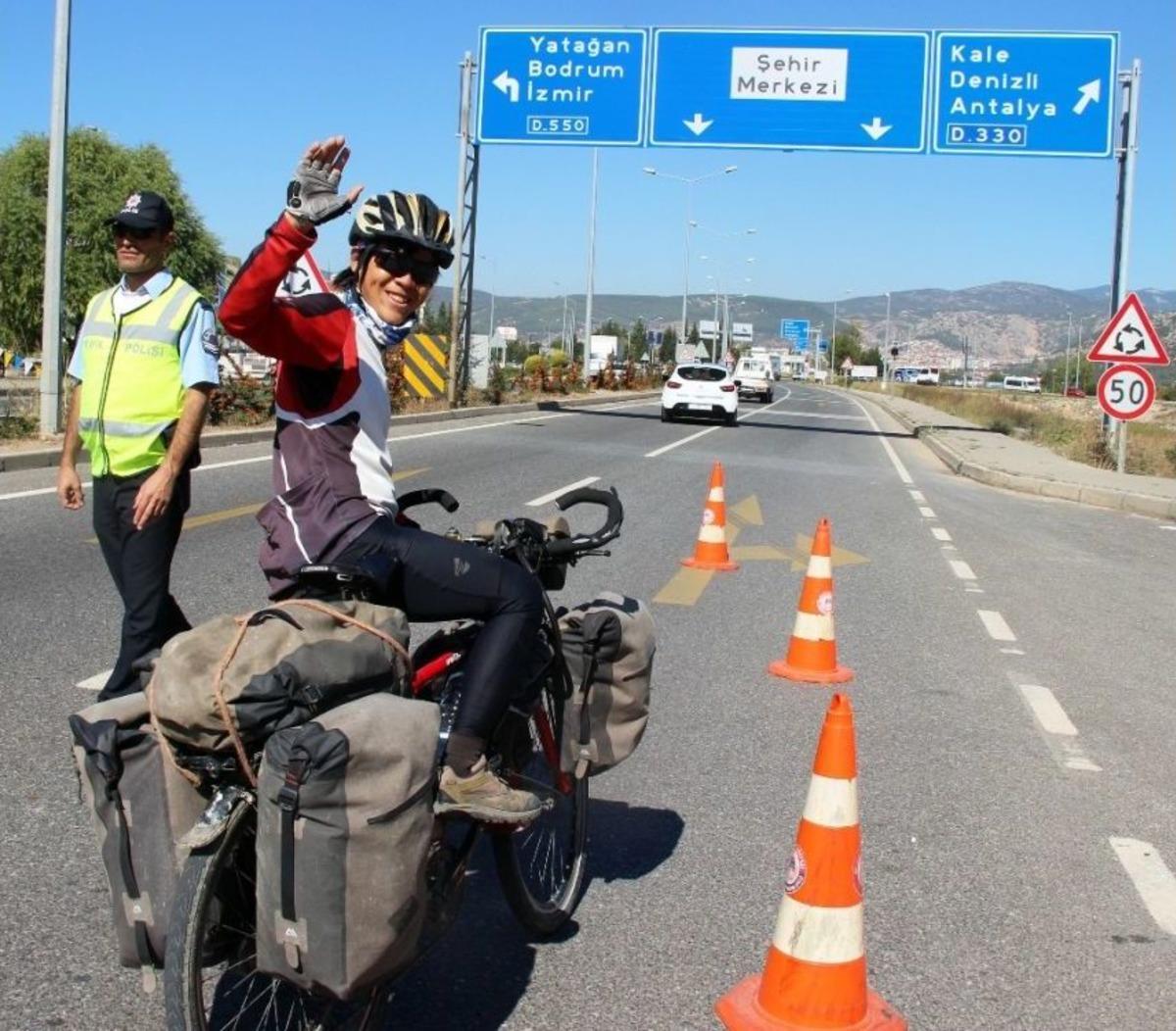 Aşk Acısını Unutmak İ&ccedil;in 6 Aydır Pedal &Ccedil;eviriyor