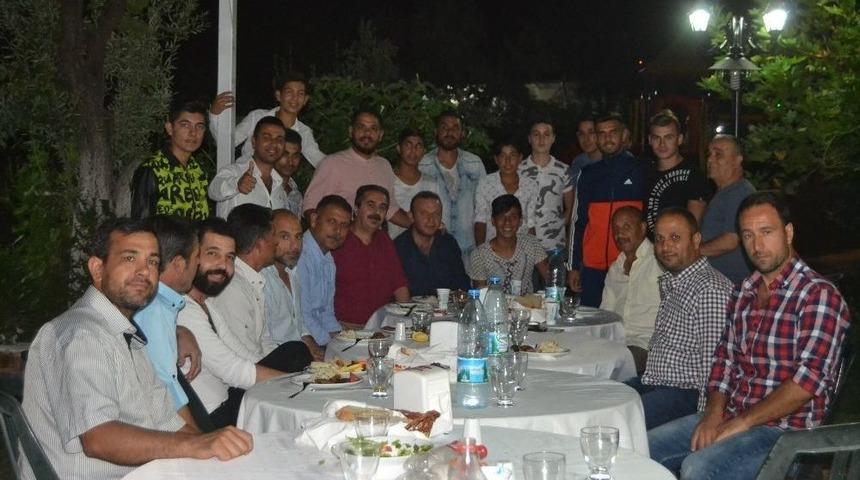 &Uuml;cretsiz Futbol Oynama Kararı Olan Sporculara Kul&uuml;p Y&ouml;neticilerinden Anlamlı Jest