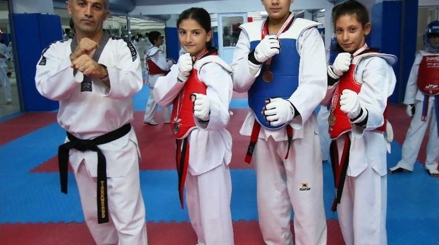 Taekwondo&rsquo;da Bayraklı&rsquo;nın Gururu Oldular