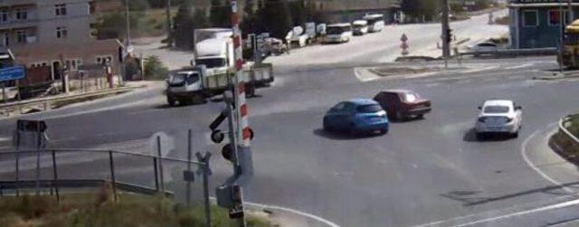 Işık Ihlali Yapan Kamyonet Motosiklete Çarptı: 1 Ölü