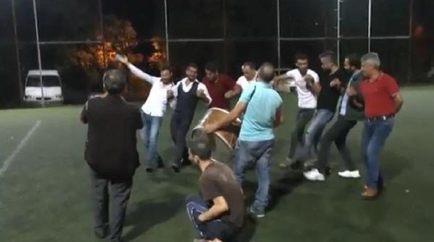 Halay &Ccedil;ekmek I&ccedil;in Halı Saha Kiraladılar