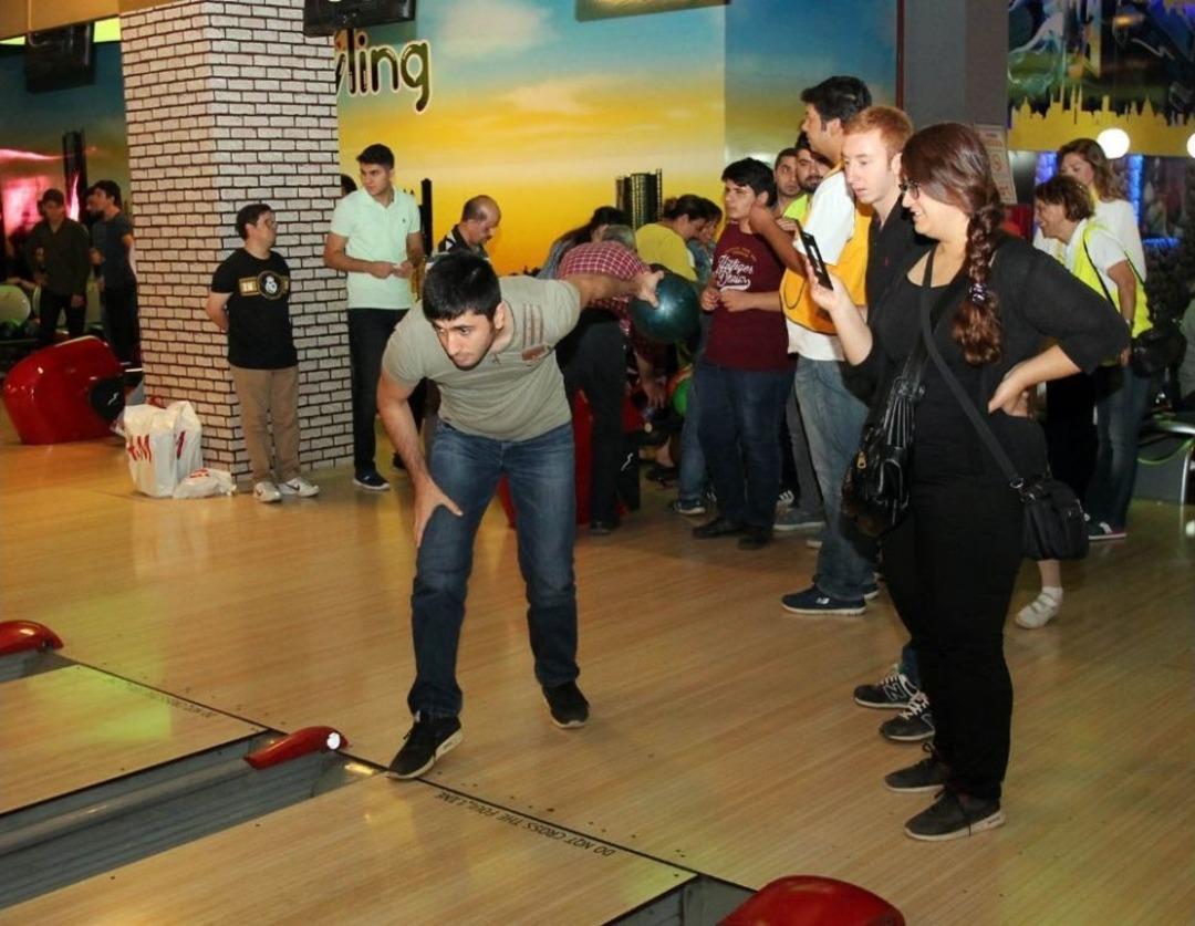 G&ouml;rme Engelliler Bowling Oynadı