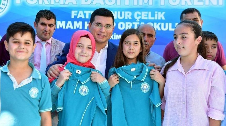 T&uuml;t&uuml;nc&uuml;, &Ouml;ğrencilere Forma Dağıttı