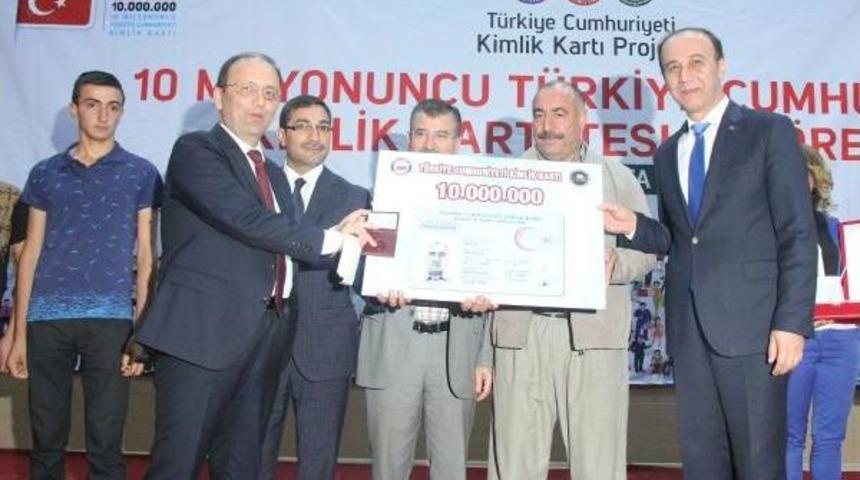 10 Milyoncu Kimlik Sahibine Verildi