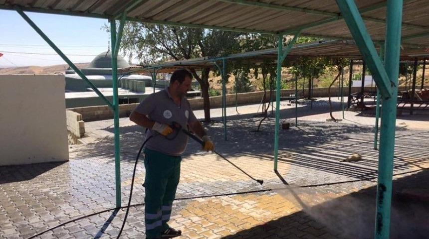 Adıyaman Belediyesi T&uuml;rbelerde Temizlik &Ccedil;alışması Yaptı
